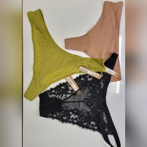 (SKIMS)3 panties for $32 new with tag.Sizes:XL SKIMS-Style-017